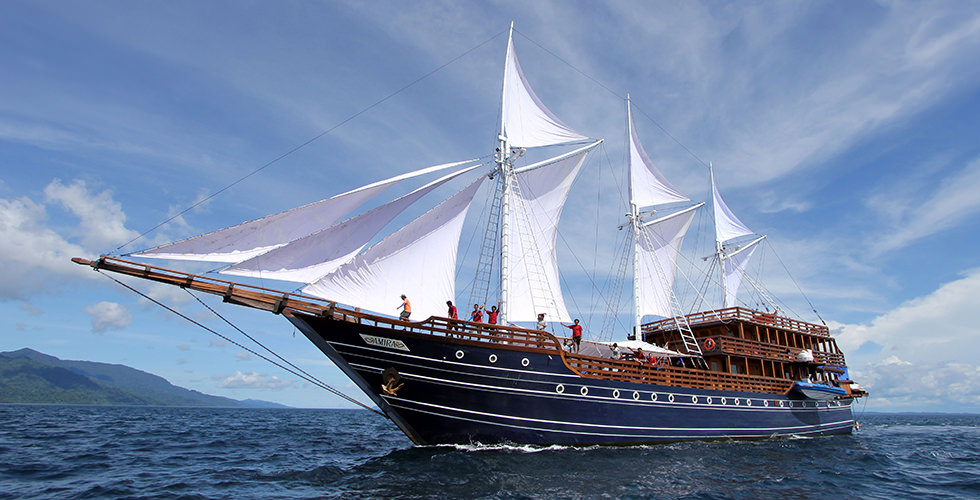 liveaboard diving sailboat