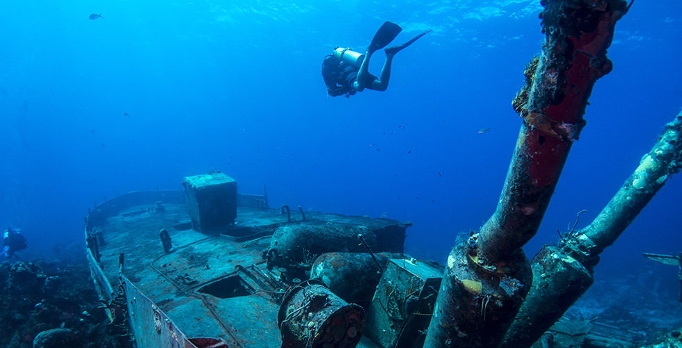 Wreck diving equipment